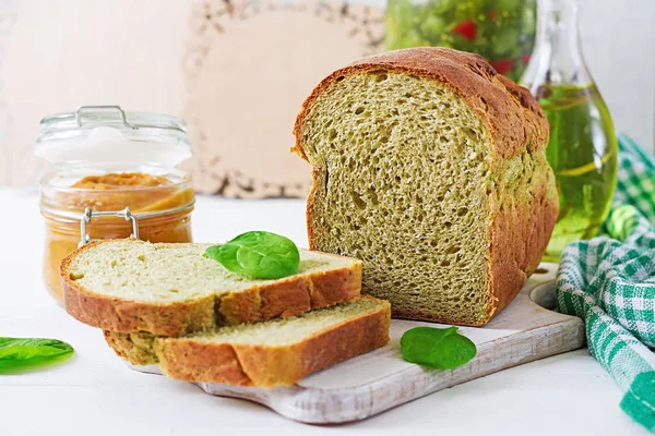 Свіжий Запечений Шпинатний Хліб Білому Дерев Яному Столі — стокове фото