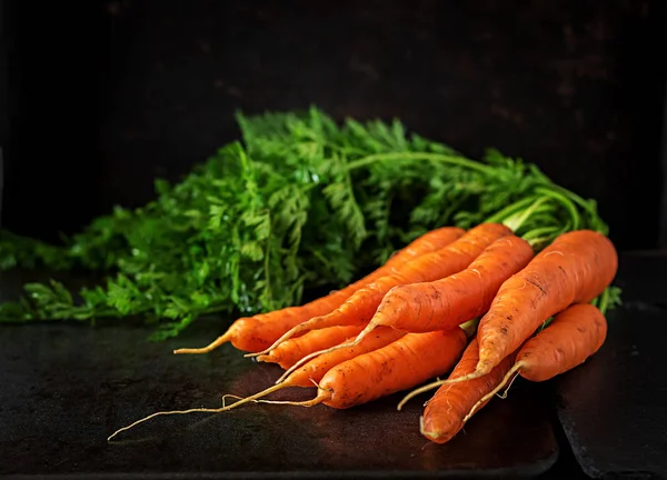 Куча Свежей Моркови Зелеными Листьями Темном Фоне — стоковое фото