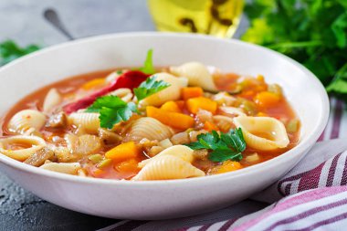 Sebzeli çorba, makarna tablo ile İtalyan sebze çorbası. Vegan gıda