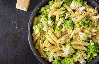 Penne makarna ile lahana romanesco siyah masada. Vejetaryen yiyecekler. İtalyan menüsü. Üstten görünüm. Düz yatıyordu
