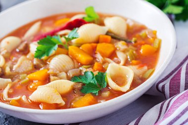 Sebzeli çorba, makarna tablo ile İtalyan sebze çorbası. Vegan gıda