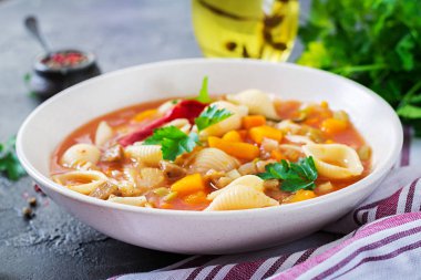 Sebzeli çorba, makarna tablo ile İtalyan sebze çorbası. Vegan gıda