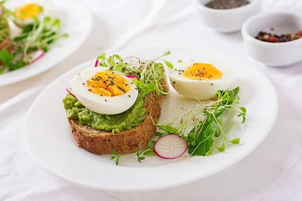 Mâncare Sănătoasă Micul Dejun Sandwich Avocado Pâine Integrală Din Cereale — Fotografie, imagine de stoc
