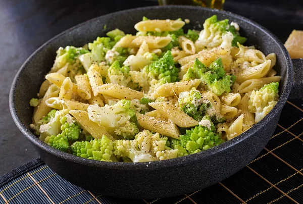 Penne Pasta Med Kål Romanesco Svart Bord Vegetarisk Mat Italiensk — Stockfoto