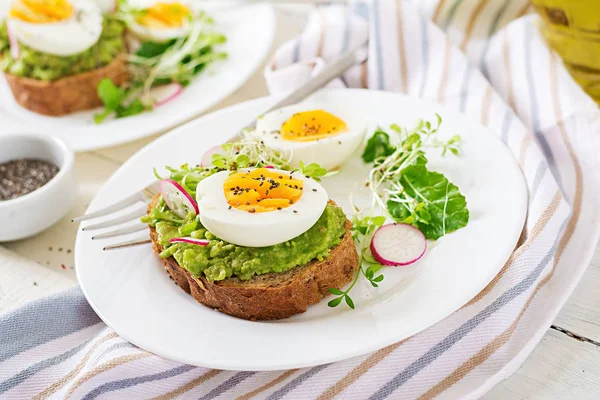 Healthy Food Breakfast Avocado Egg Sandwich Whole Grain Bread White — Stock Photo, Image