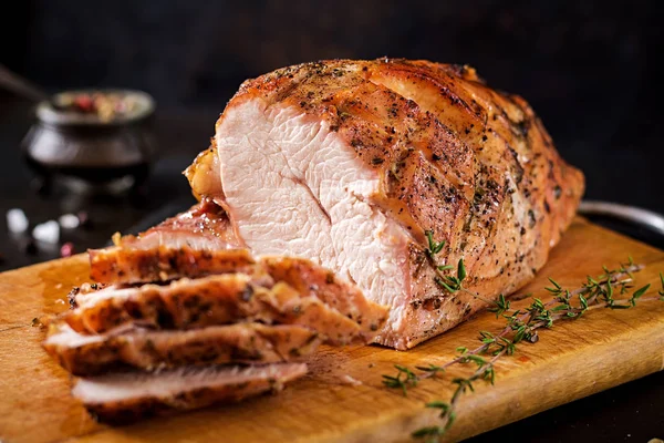 Jamón Navidad Asado Rodajas Pavo Sobre Fondo Rústico Oscuro Comida —  Fotos de Stock