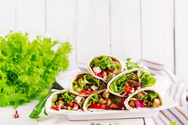 Tavuk dürüm. Sağlıklı öğle yemeği. Izgara tavuk fileto ve taze sebze ile Meksika sokak gıda fajita tortilla saran.