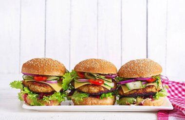 Hamburger tavuk, domates, peynir, salatalık, marul, kırmızı pancar ile lezzetli ızgara ev yapımı hamburger. Sandviç. Öğle Yemeği