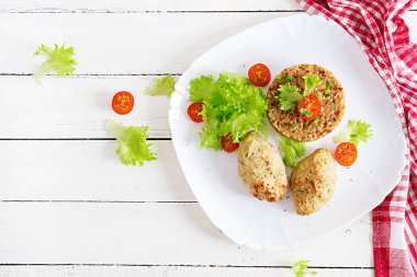 Pirinç rustik tarzda bir tablo ile ev yapımı pişmiş pirzola. Sağlıklı gıda. Üstten görünüm