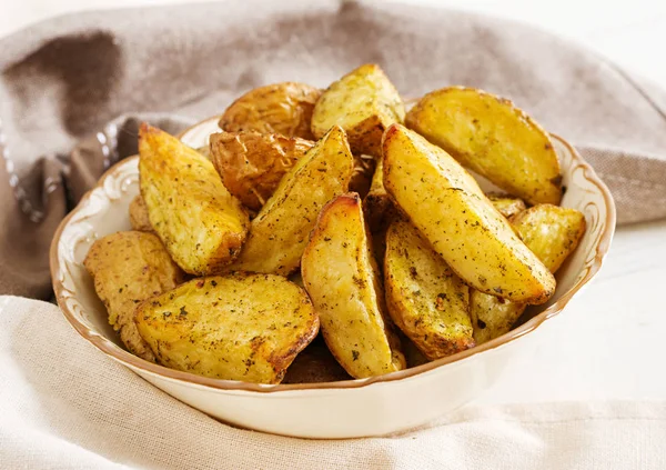 Rötlich Gebackene Kartoffelkeile Mit Knoblauch Auf Weißem Hintergrund — Stockfoto