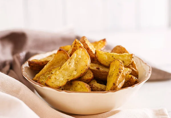 Bloedrode Gebakken Aardappel Partjes Met Knoflook Een Witte Achtergrond — Stockfoto