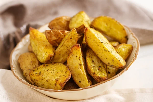 Rötlich Gebackene Kartoffelkeile Mit Knoblauch Auf Weißem Hintergrund — Stockfoto