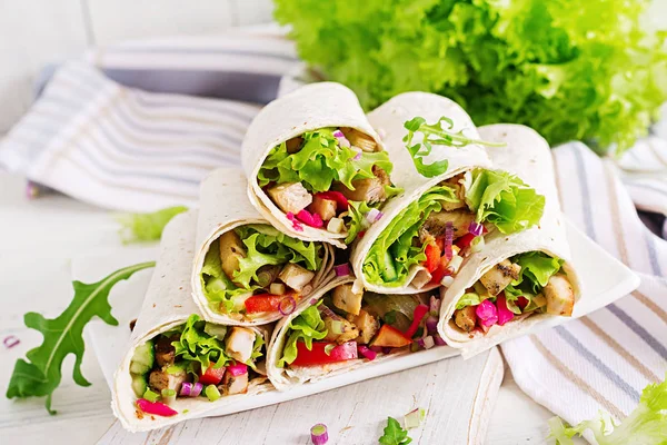 Burrito Galinha Almoço Saudável Comida Rua Mexicana Fajita Tortilla Envolve — Fotografia de Stock