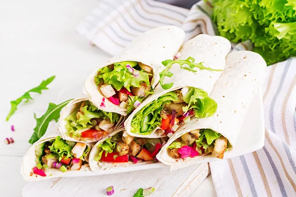 Burrito Galinha Almoço Saudável Comida Rua Mexicana Fajita Tortilla Envolve — Fotografia de Stock