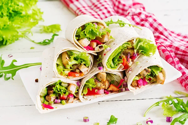 Burrito Galinha Almoço Saudável Comida Rua Mexicana Fajita Tortilla Envolve — Fotografia de Stock