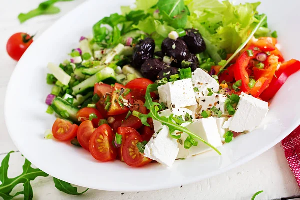 健康的食物 希腊沙拉新鲜黄瓜 西红柿 费塔奶酪和黑橄榄与橄榄油 — 图库照片