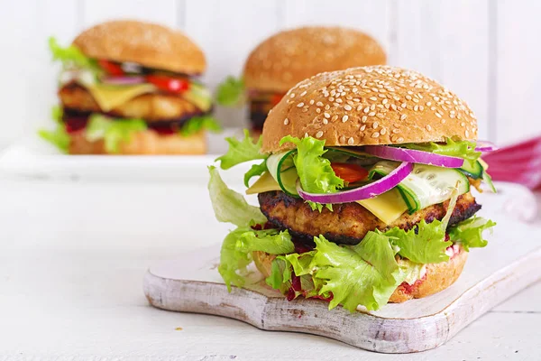 Gustosi Hamburger Fatti Casa Alla Griglia Con Hamburger Pollo Pomodoro — Foto Stock