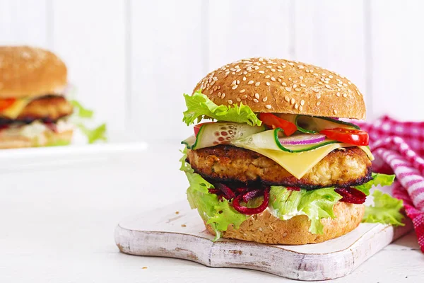 Ízletes Sült Házi Hamburger Burger Csirke Paradicsom Sajt Uborka Saláta — Stock Fotó