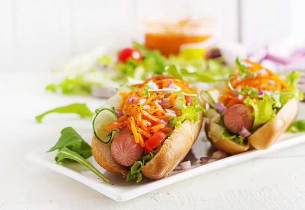 Hot Dog Met Komkommer Wortel Tomaat Sla Houten Achtergrond Fast — Stockfoto