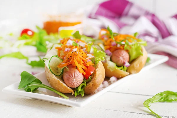 Hot Dog Met Komkommer Wortel Tomaat Sla Houten Achtergrond Fast — Stockfoto