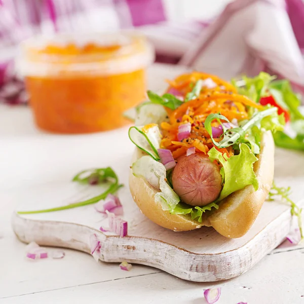 Hot Dog Met Komkommer Wortel Tomaat Sla Houten Achtergrond Fast — Stockfoto