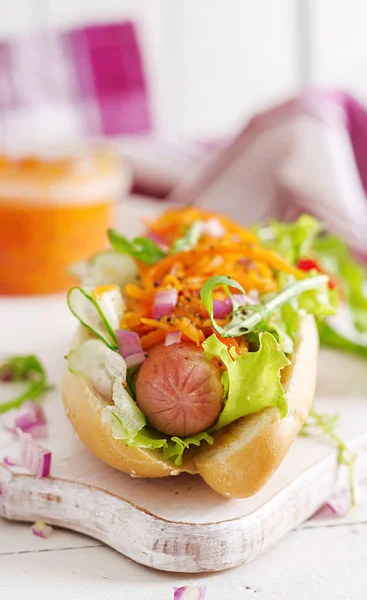 Hot Dog Met Komkommer Wortel Tomaat Sla Houten Achtergrond Fast — Stockfoto