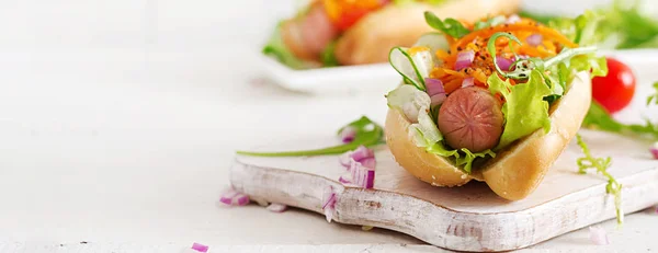 Perro Caliente Con Pepino Zanahoria Tomate Lechuga Sobre Fondo Madera —  Fotos de Stock