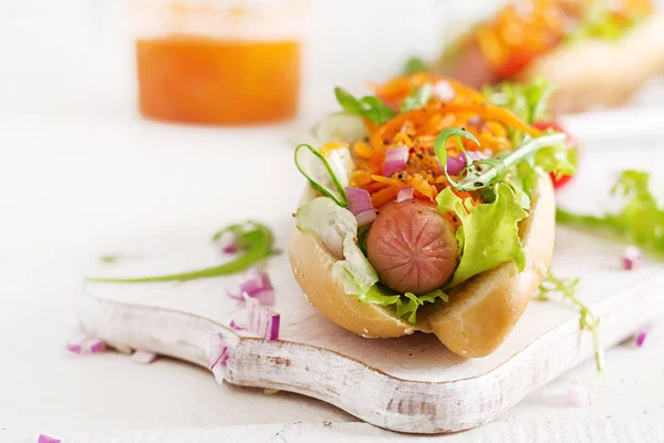 Hot Dog Met Komkommer Wortel Tomaat Sla Houten Achtergrond Fast — Stockfoto