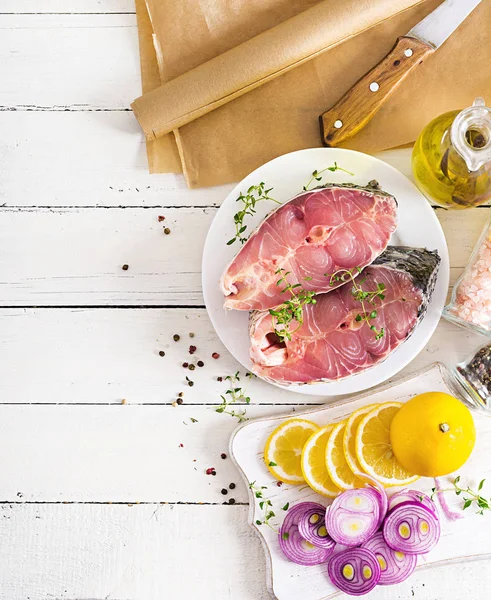 Steak Mentah Ikan Mas Dengan Lemon Dan Thyme Pada Latar — Stok Foto