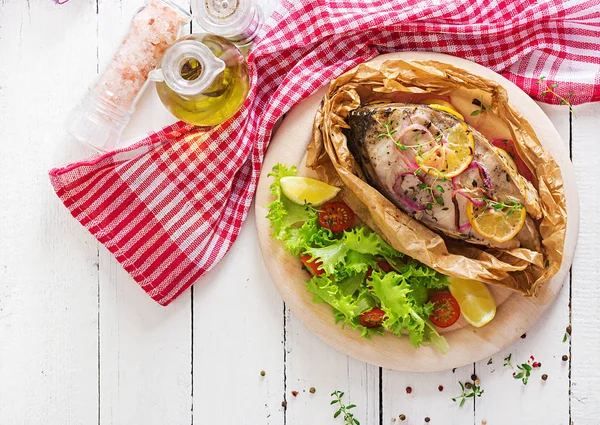 Fehér Hal Steak Ponty Sült Zöldségekkel Pergamenre Hal Étel Szemközti — Stock Fotó