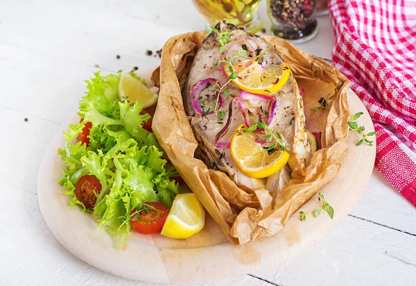 Filete Pescado Blanco Carpa Cocido Papel Pergamino Con Verduras Plato —  Fotos de Stock