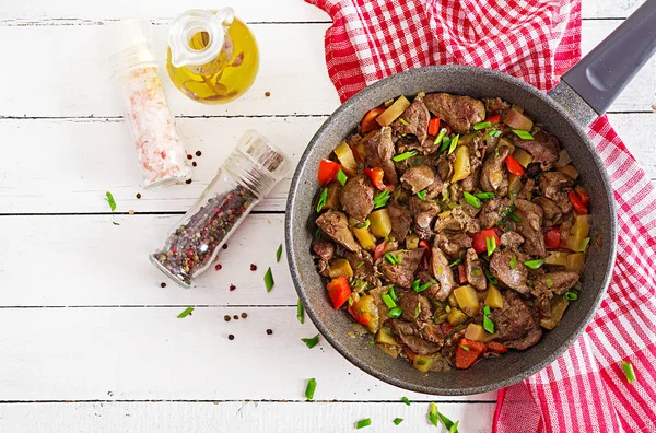 Gebakken Kippenlever Met Appels Paprika Pan Bovenaanzicht — Stockfoto