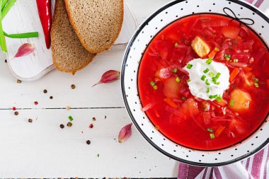 Kupa Beyaz fasulye ile geleneksel Ukraynalı Rus borsch. Pancar çorbası. Kırmızı pancar kök çorbası borsch beyaz masaya tabak. Geleneksel Ukrayna yemek mutfağı. Üstten görünüm