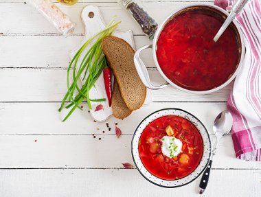 Kupa Beyaz fasulye ile geleneksel Ukraynalı Rus borsch. Pancar çorbası. Kırmızı pancar kök çorbası borsch beyaz masaya tabak. Geleneksel Ukrayna yemek mutfağı. Üstten görünüm