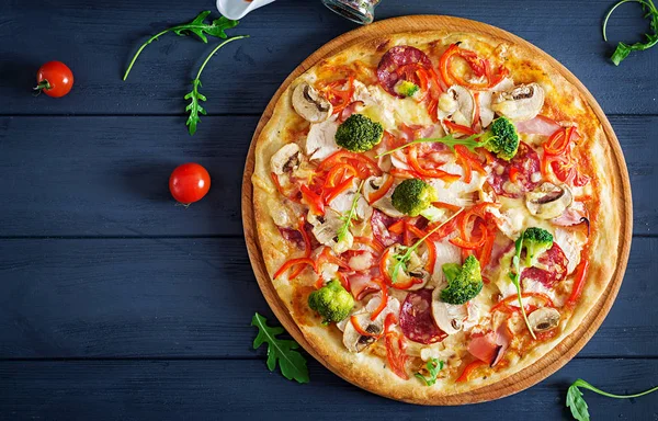 Свежая Итальянская Пицца Куриным Филе Грибами Ветчиной Салями Помидорами Сыром — стоковое фото