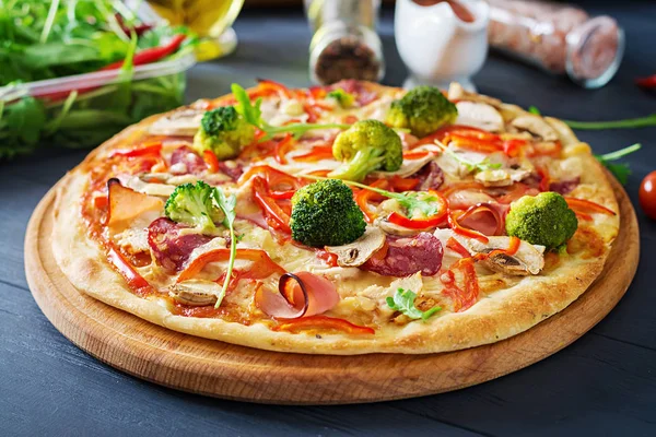 Pizza Italiana Fresca Con Filete Pollo Champiñones Jamón Salami Tomates —  Fotos de Stock