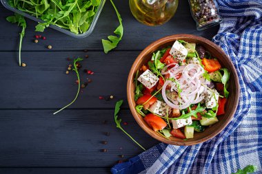 Taze domates, salatalık, kırmızı soğan, fesleğen, beyaz peynir, siyah zeytin ve İtalyan otlar ile Yunan salatası