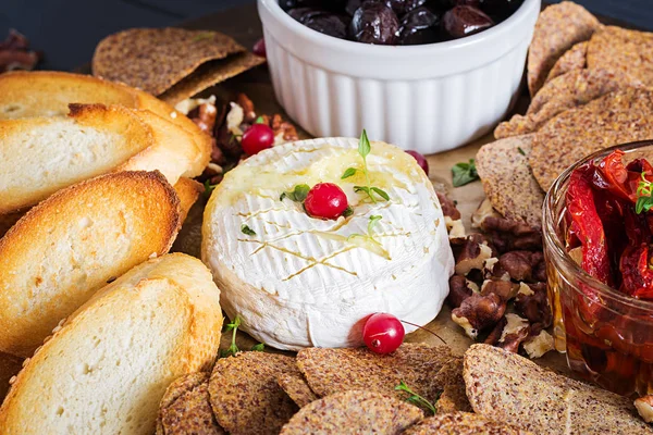 Queijo Tradicional Francês Camembert Assado Com Tomilho Torradas Nozes Azeitonas — Fotografia de Stock