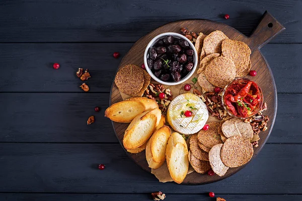 Formaggio Tradizionale Francese Camembert Forno Con Timo Toast Noci Olive — Foto Stock