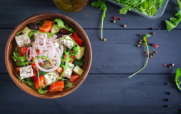 Salada Grega Com Tomates Frescos Pepinos Cebolas Vermelhas Manjericão Queijo — Fotografia de Stock