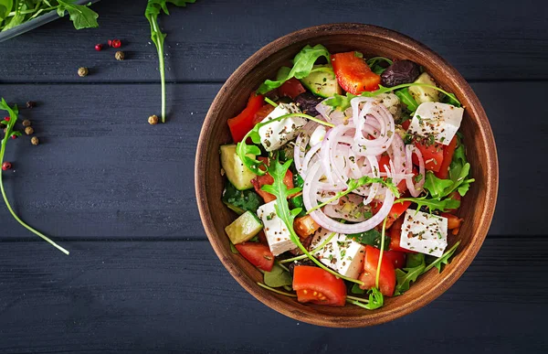 Griechischer Salat Mit Frischen Tomaten Gurken Roten Zwiebeln Basilikum Feta — Stockfoto