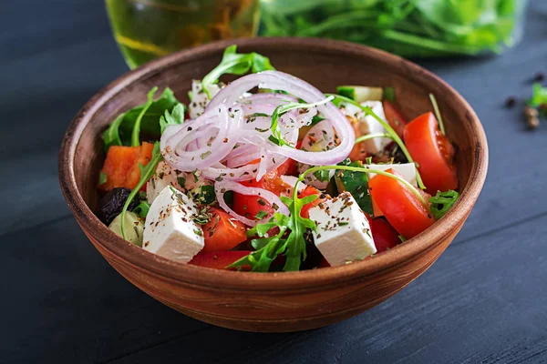 Griekse Salade Met Verse Tomaten Komkommer Rode Uien Basilicum Fetakaas — Stockfoto