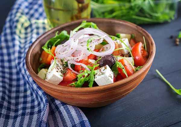 Salade Grecque Aux Tomates Fraîches Concombres Oignons Rouges Basilic Fromage — Photo