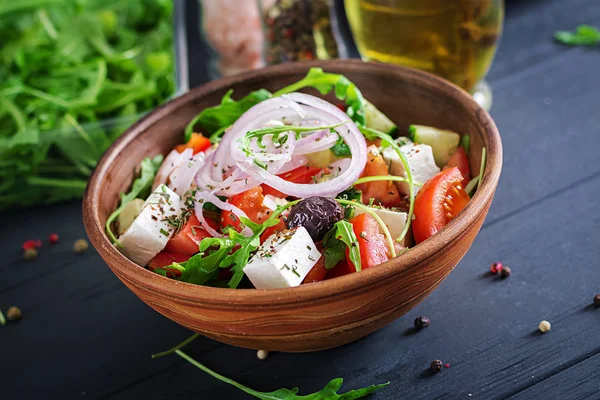 Insalata Greca Con Pomodori Freschi Cetrioli Cipolle Rosse Basilico Formaggio — Foto Stock