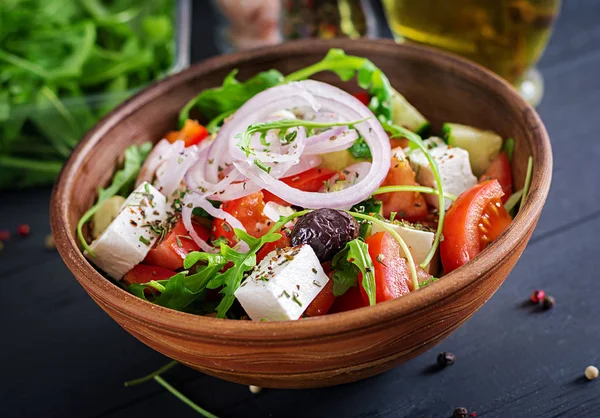 Griechischer Salat Mit Frischen Tomaten Gurken Roten Zwiebeln Basilikum Feta — Stockfoto