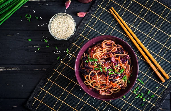 Comida Chinesa Macarrão Picante Vegan Com Repolhos Vermelhos Cenouras Uma — Fotografia de Stock