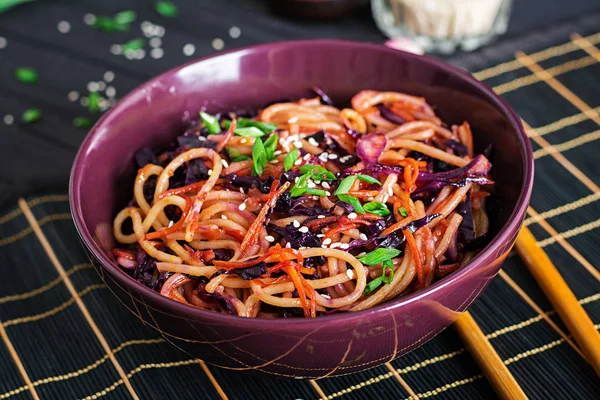 Китайская Еда Вегетарианское Жарить Лапшу Красной Капустой Морковью Миске Черном — стоковое фото