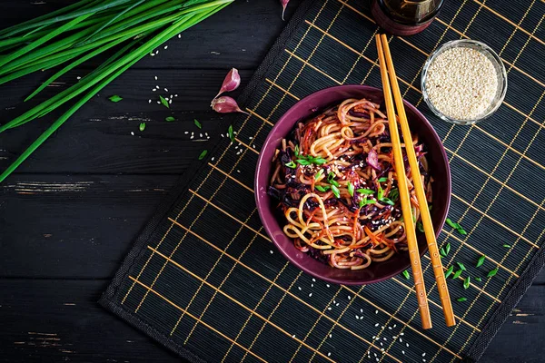 Китайская Еда Вегетарианское Жарить Лапшу Красной Капустой Морковью Миске Черном — стоковое фото