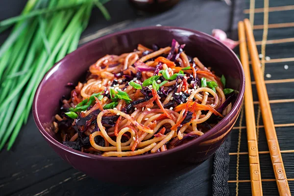 Comida China Vegano Revuelva Los Fideos Fritos Con Coles Rojas —  Fotos de Stock