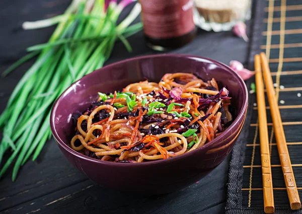 Comida China Vegano Revuelva Los Fideos Fritos Con Coles Rojas —  Fotos de Stock